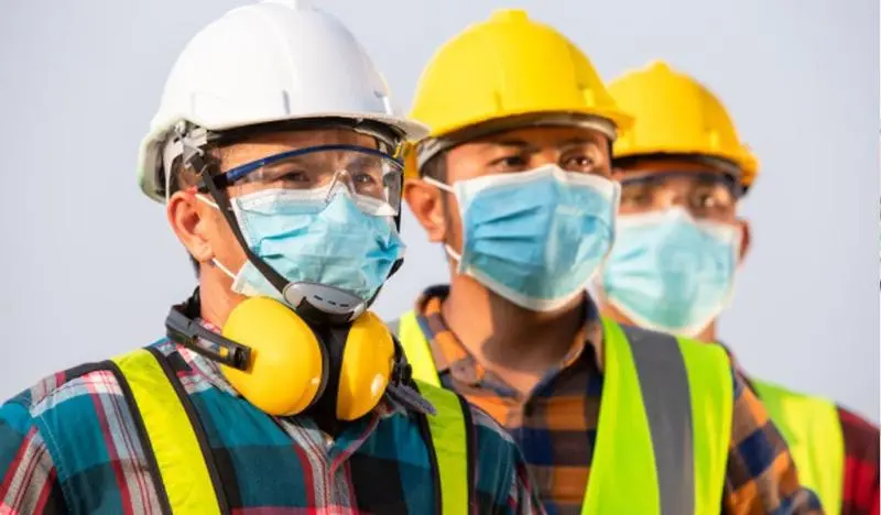 trabajadores con elementos de protección personal en obra