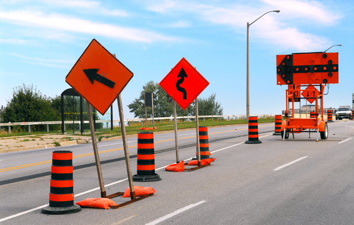 Señalización vial y conos de seguridad en zona de obras